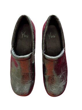 Yuü Embossed Womens Slip-On Comfort Clogs Size Unknown Black Faux Leather Good